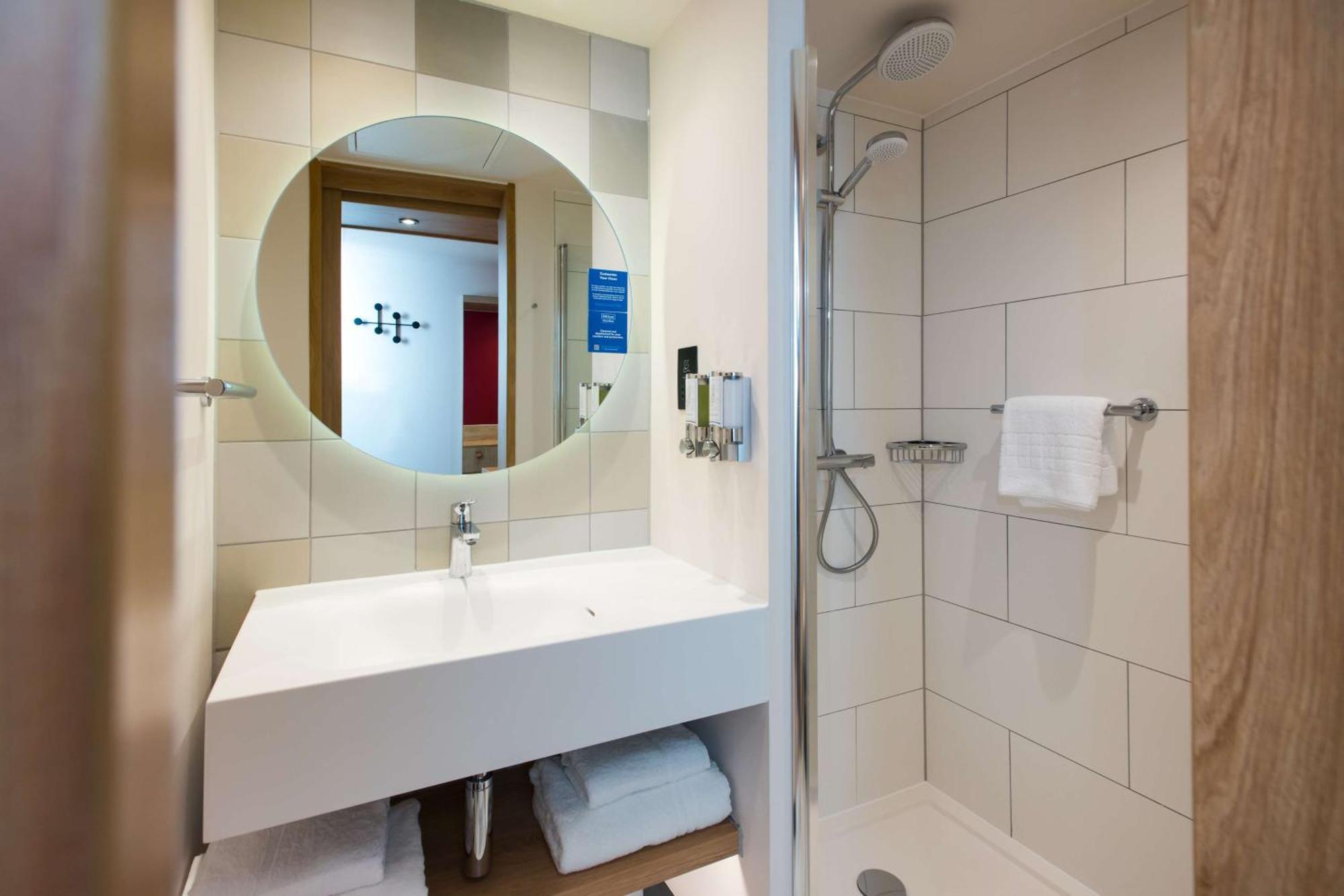 Готель Hampton By Hilton London Park Royal Екстер'єр фото